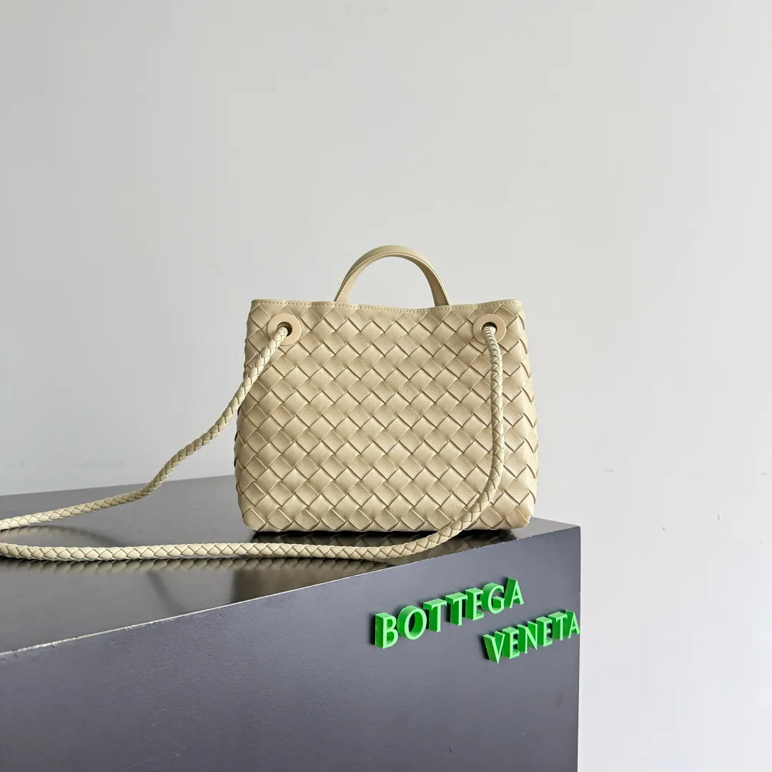The new Andiamo batch of 3060 BV is shipped‼ ️The classic intercciato weaving process is used to create a soft bag, the metal knot is made of micro-cast aluminum using jewelry technology🪢, and the decorative beads are made of metal and hand-polished oak, allowing you to jump repeatedly between elegance and fun💃, making it unpredictable. Classic and versatile, it shows off your temperament, and the bag has a large capacity, making it very convenient for daily commuting! It has a variety of carrying methods, the shoulder straps can be adjusted by yourself, the original lambskin feels soft and delicate, and the unisex style breaks gender boundaries and brings a more practical and long-lasting use experience. The Andiamo, which has both elegant and casual styles, perfectly interprets the "fashionable old money style". Style number: 743568+wood hardware Color: cream yellow Size: 25*22*10.5cm